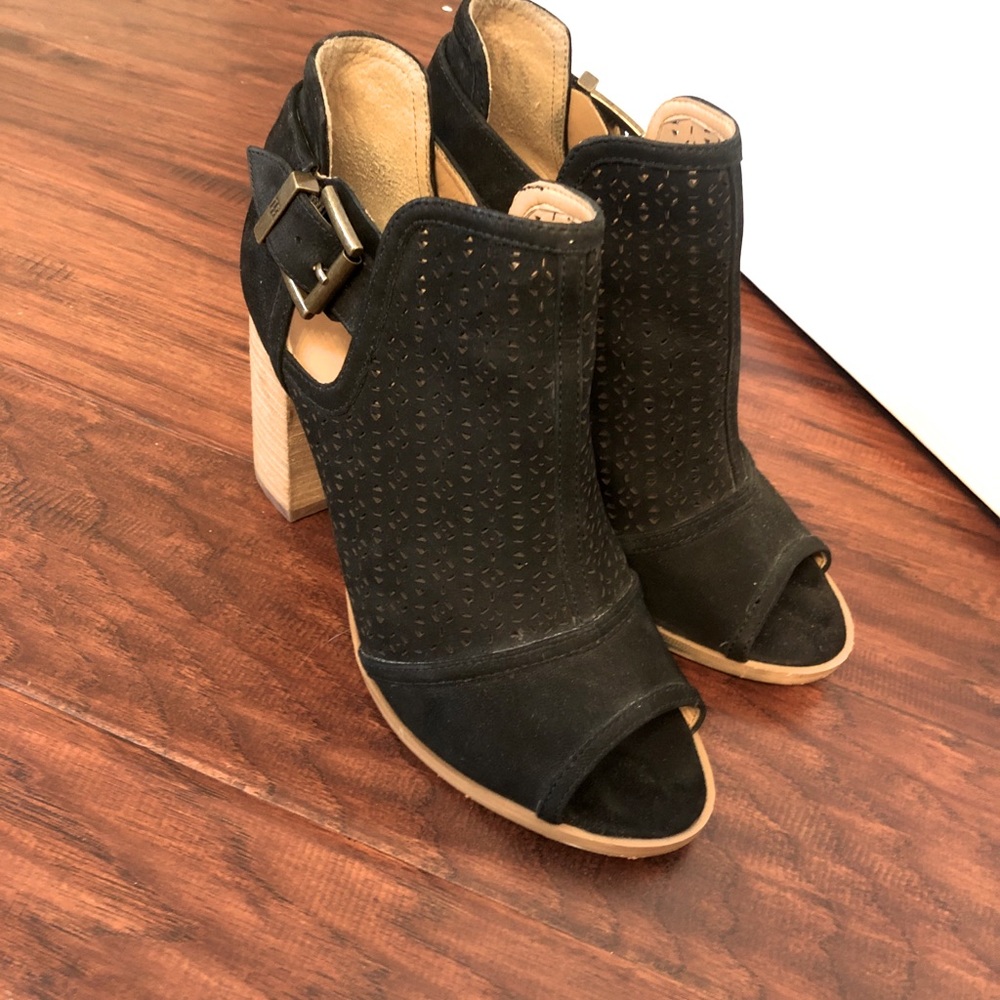 Open-toe booties, black.